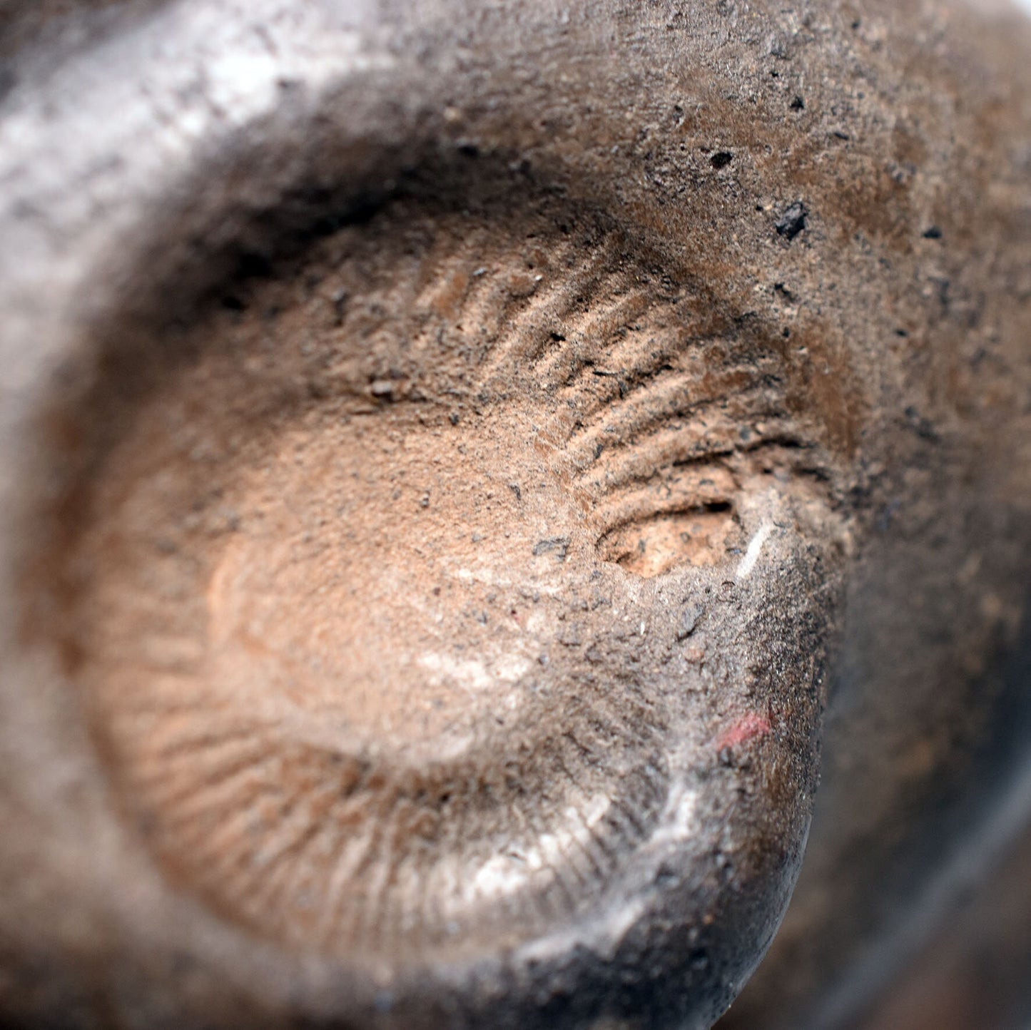 Harmonische weibliche Schneckenfigur aus Ton und im Rauchbrand geboren – Meditative Kunstskulptur für Dein Zuhause