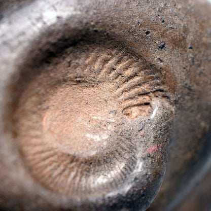 Harmonische weibliche Schneckenfigur aus Ton und im Rauchbrand geboren – Meditative Kunstskulptur für Dein Zuhause
