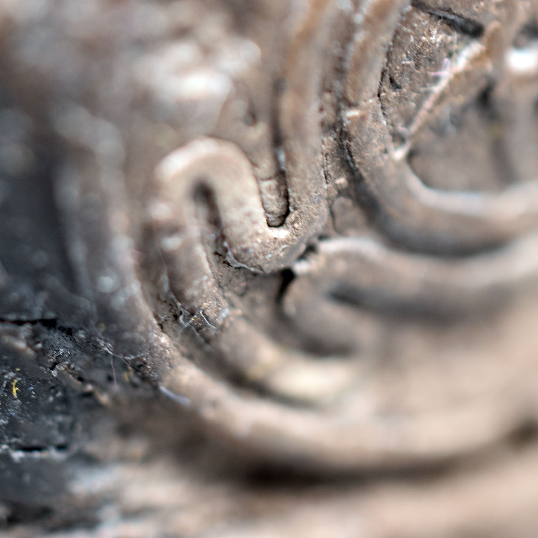 Hekate's Wheel Relief aus Ton - im Rauchbrand gefärbt - magische Altar Dekoration - Unikat