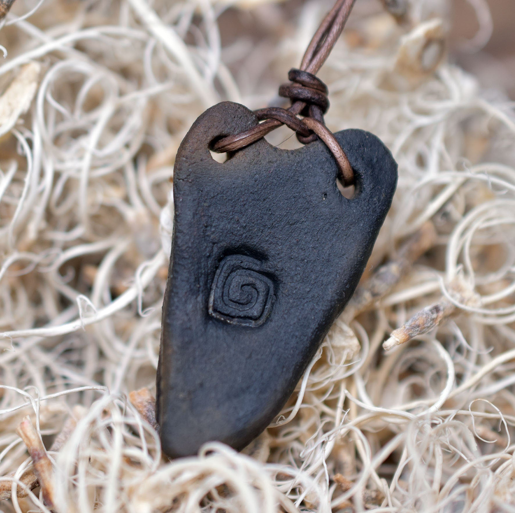 Handgefertigtes Futhark Rune Nauthiz Amulett aus traditionell gebranntem Ton - Verstellbares Lederband - Einzigartiger Schmuck