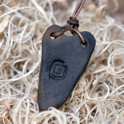 Handgefertigtes Futhark Rune Nauthiz Amulett aus traditionell gebranntem Ton - Verstellbares Lederband - Einzigartiger Schmuck