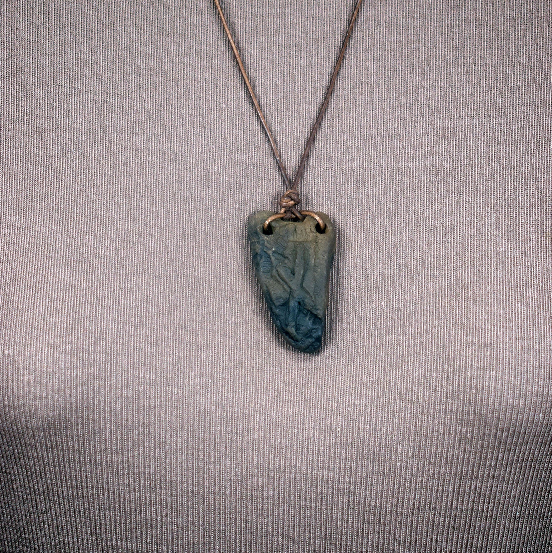 Handgefertigtes Futhark Rune Nauthiz Amulett aus traditionell gebranntem Ton - Verstellbares Lederband - Einzigartiger Schmuck