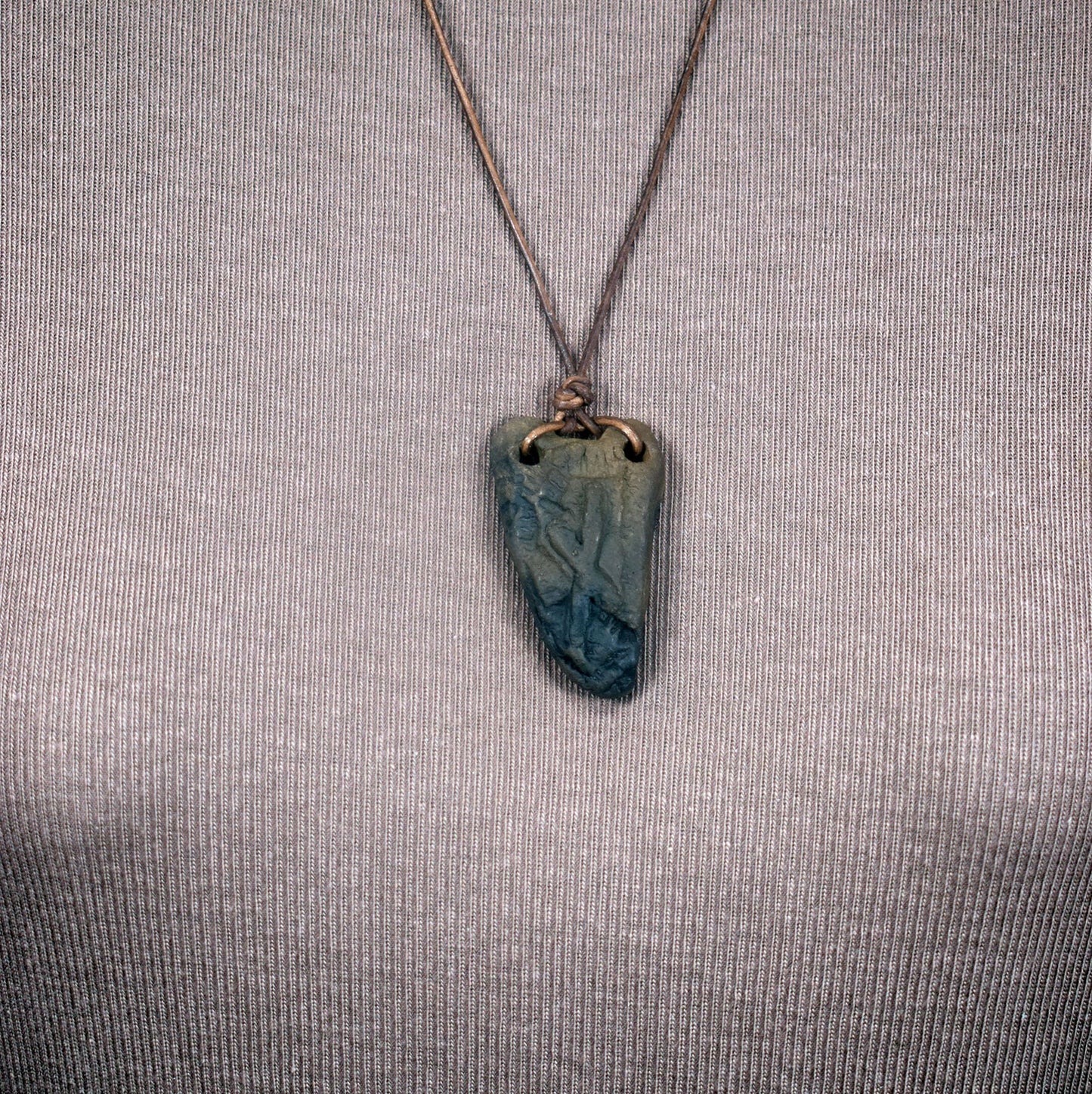 Handgefertigtes Futhark Rune Nauthiz Amulett aus traditionell gebranntem Ton - Verstellbares Lederband - Einzigartiger Schmuck