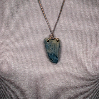 Handgefertigtes Futhark Rune Nauthiz Amulett aus traditionell gebranntem Ton - Verstellbares Lederband - Einzigartiger Schmuck