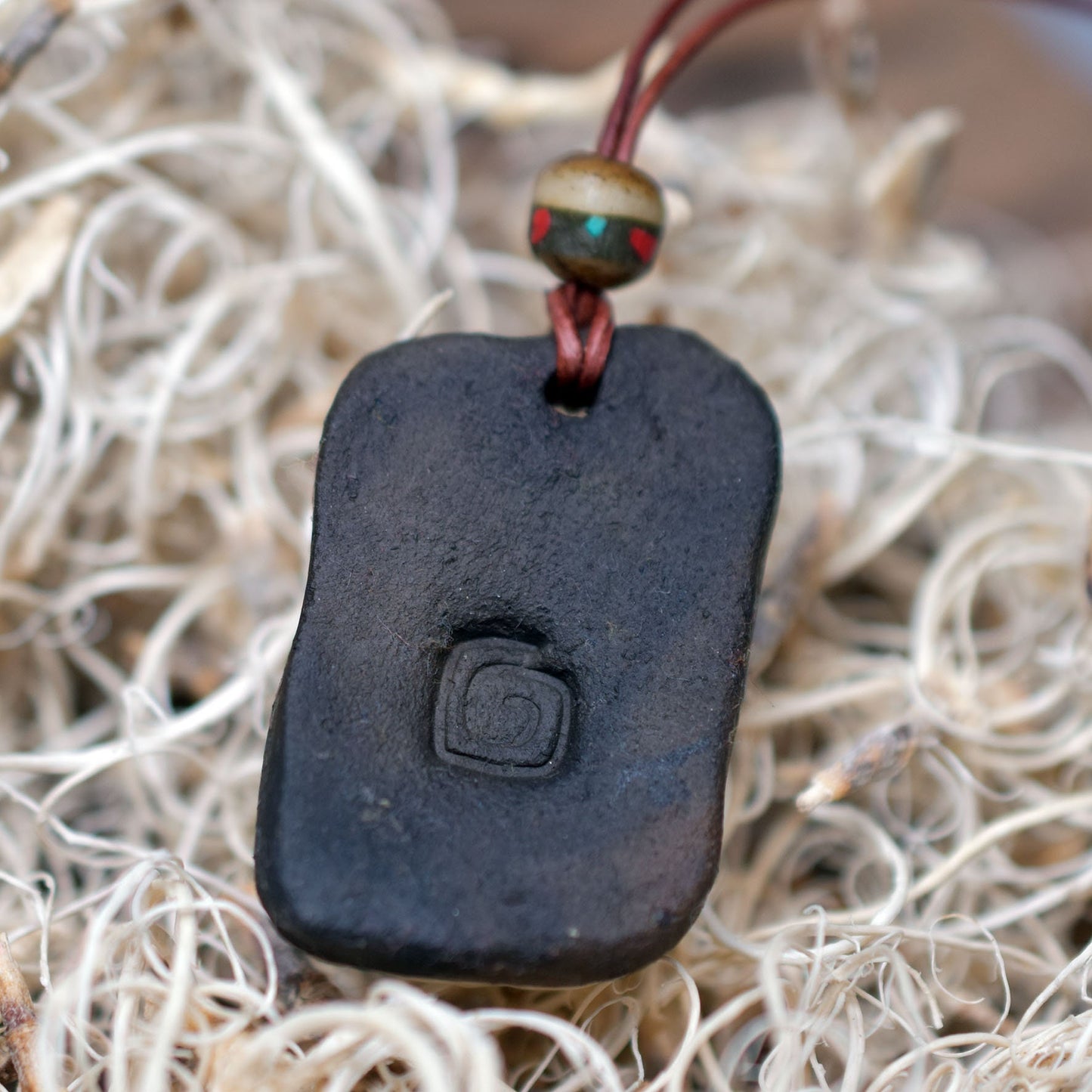 Handgefertigtes Futhark Rune Laguz Amulett aus traditionell gebranntem Ton - Verstellbares Lederband mit Perle - Einzigartiger Schmuck