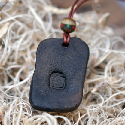 Handgefertigtes Futhark Rune Laguz Amulett aus traditionell gebranntem Ton - Verstellbares Lederband mit Perle - Einzigartiger Schmuck