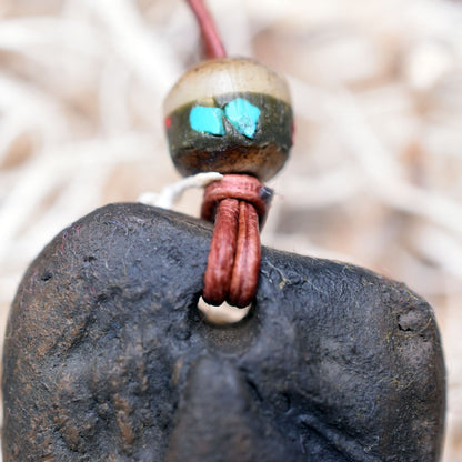 Handgefertigtes Futhark Rune Laguz Amulett aus traditionell gebranntem Ton - Verstellbares Lederband mit Perle - Einzigartiger Schmuck