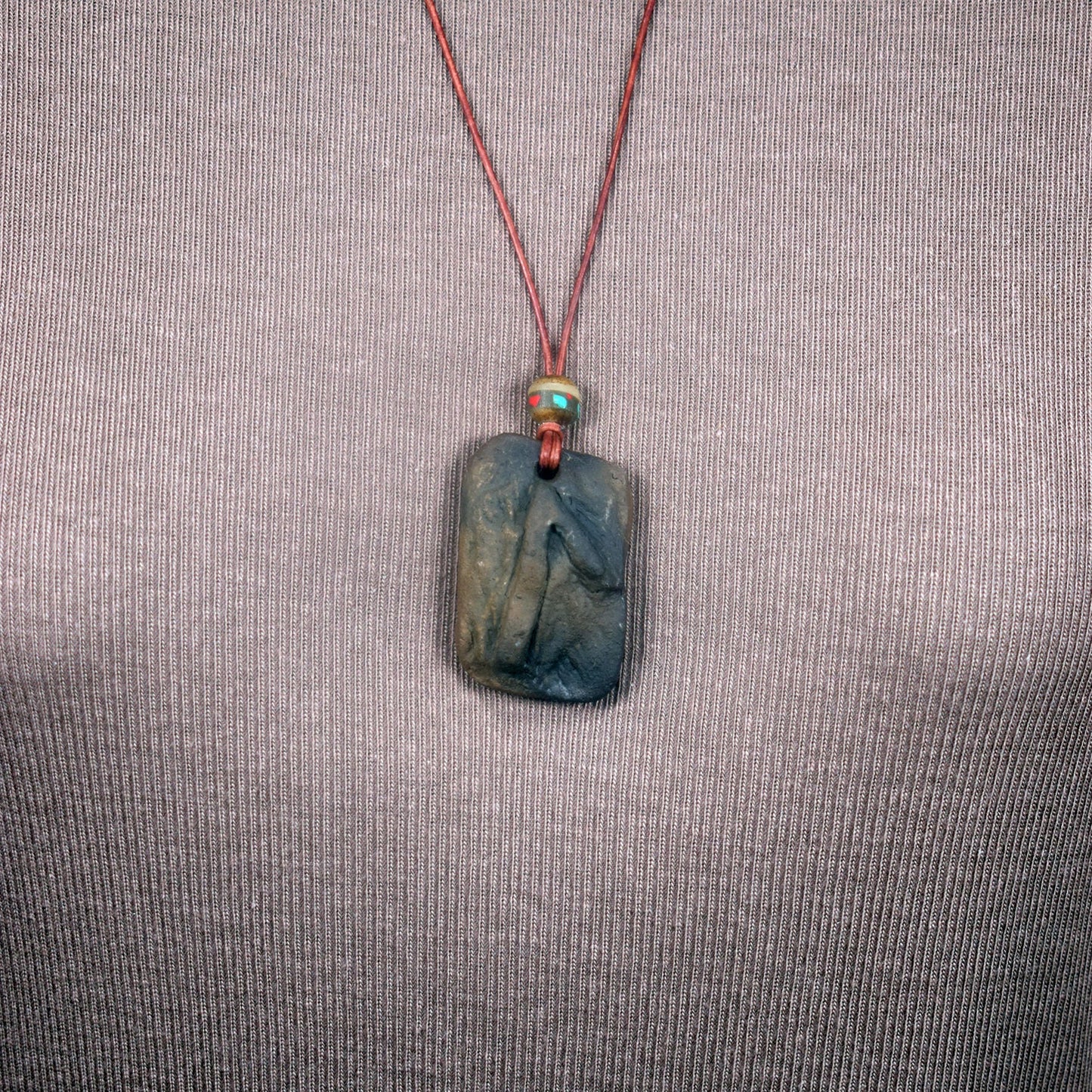 Handgefertigtes Futhark Rune Laguz Amulett aus traditionell gebranntem Ton - Verstellbares Lederband mit Perle - Einzigartiger Schmuck