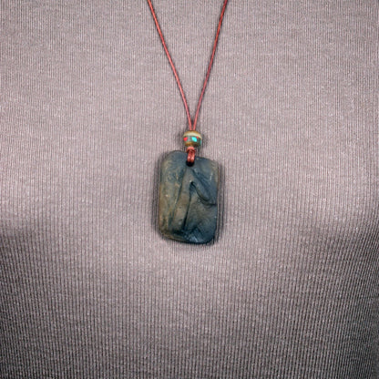 Handgefertigtes Futhark Rune Laguz Amulett aus traditionell gebranntem Ton - Verstellbares Lederband mit Perle - Einzigartiger Schmuck