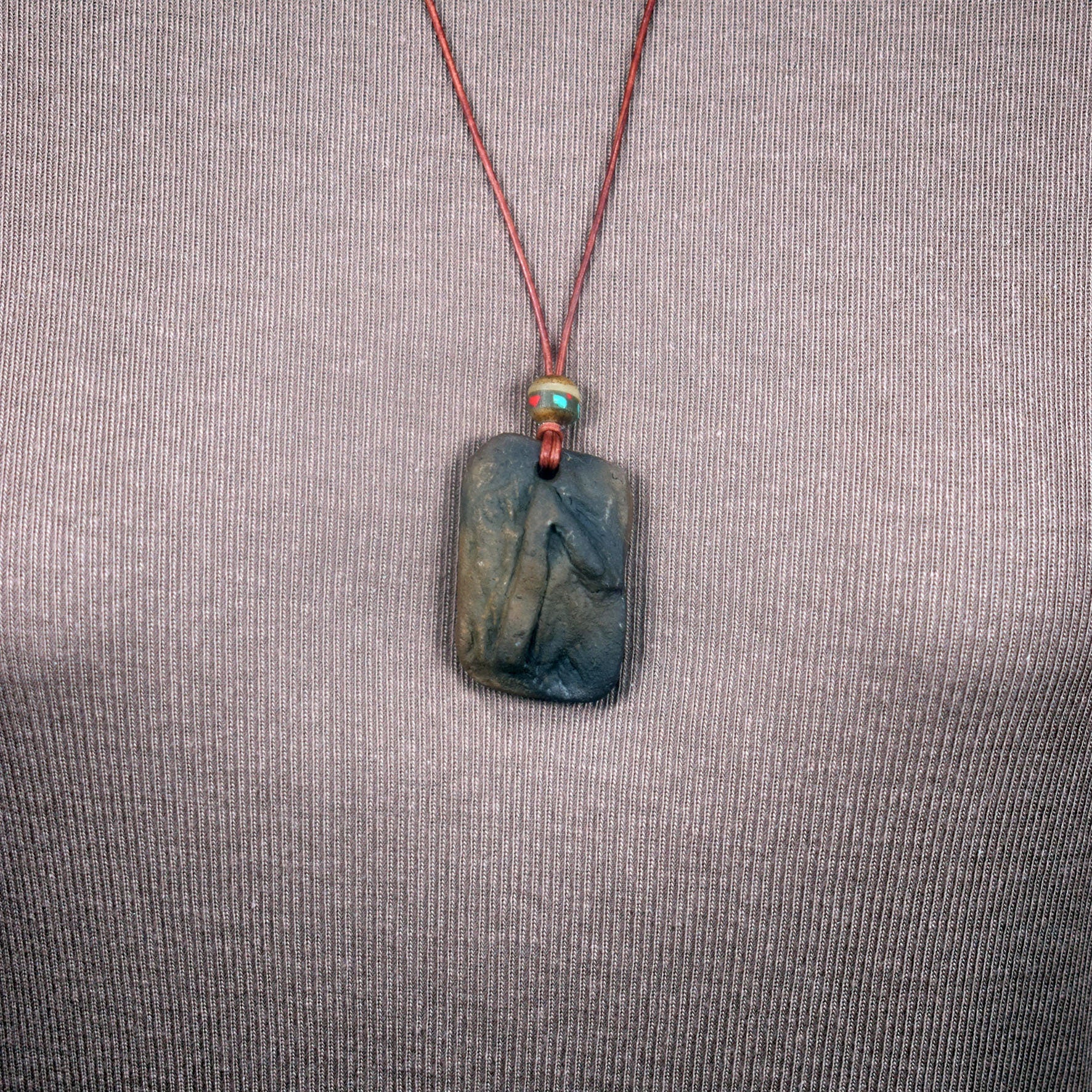 Handgefertigtes Futhark Rune Laguz Amulett aus traditionell gebranntem Ton - Verstellbares Lederband mit Perle - Einzigartiger Schmuck