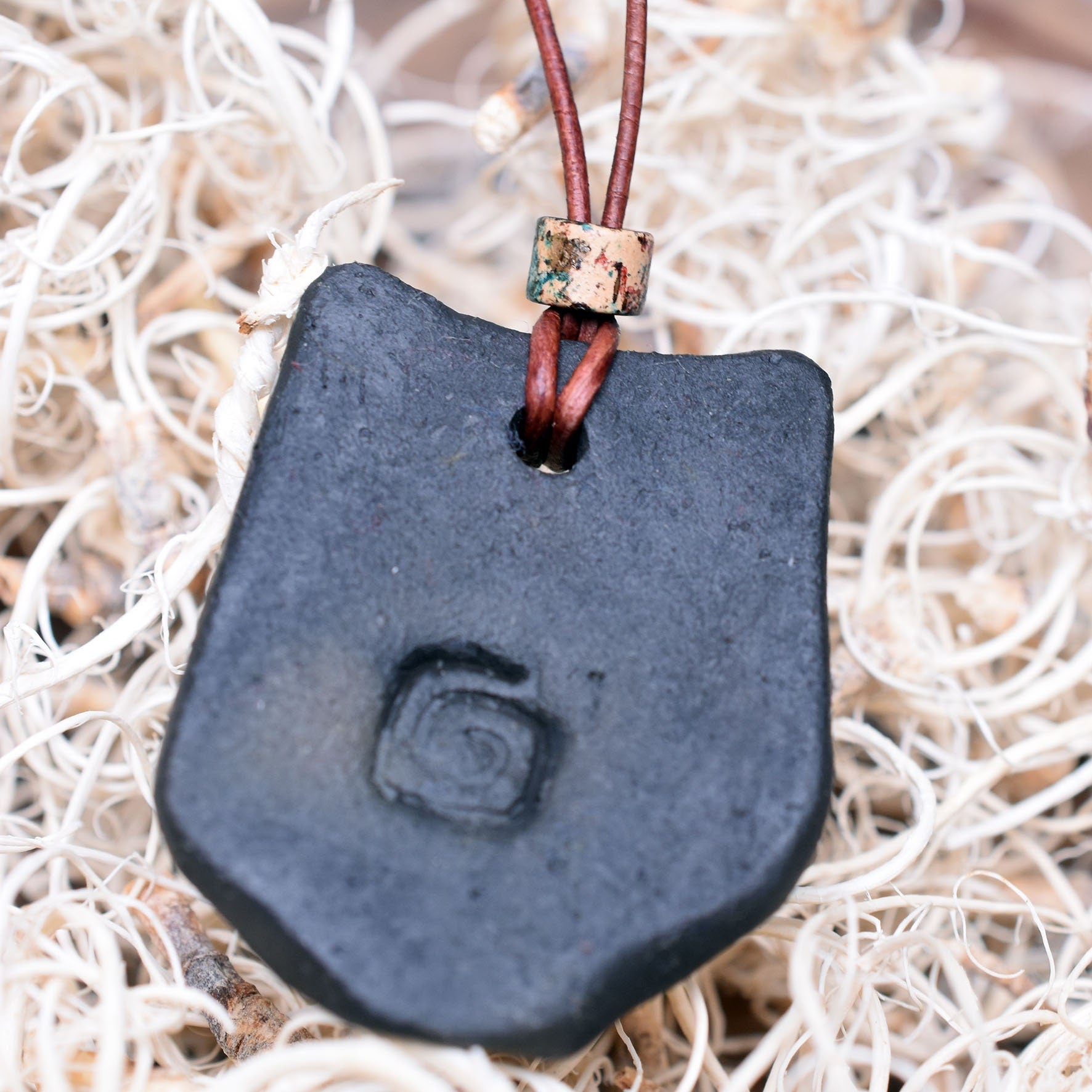 Handgefertigtes Futhark Rune Mannaz Amulett aus traditionell gebranntem Ton - Verstellbares Lederband mit Perle - Einzigartiger Schmuck