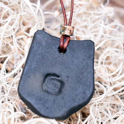 Handgefertigtes Futhark Rune Mannaz Amulett aus traditionell gebranntem Ton - Verstellbares Lederband mit Perle - Einzigartiger Schmuck