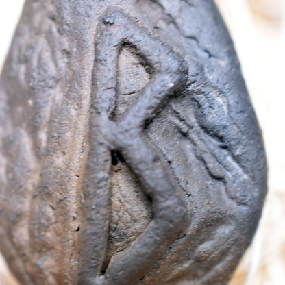 Handgefertigtes Futhark Rune Berkana Amulett aus traditionell gebranntem Ton - Verstellbares Lederband mit Perle - Einzigartiger Schmuck