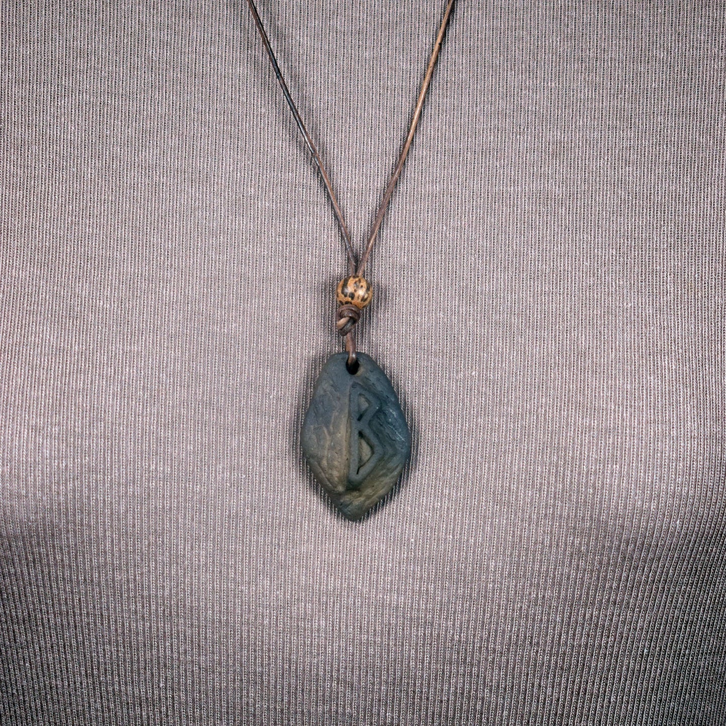 Handgefertigtes Futhark Rune Berkana Amulett aus traditionell gebranntem Ton - Verstellbares Lederband mit Perle - Einzigartiger Schmuck