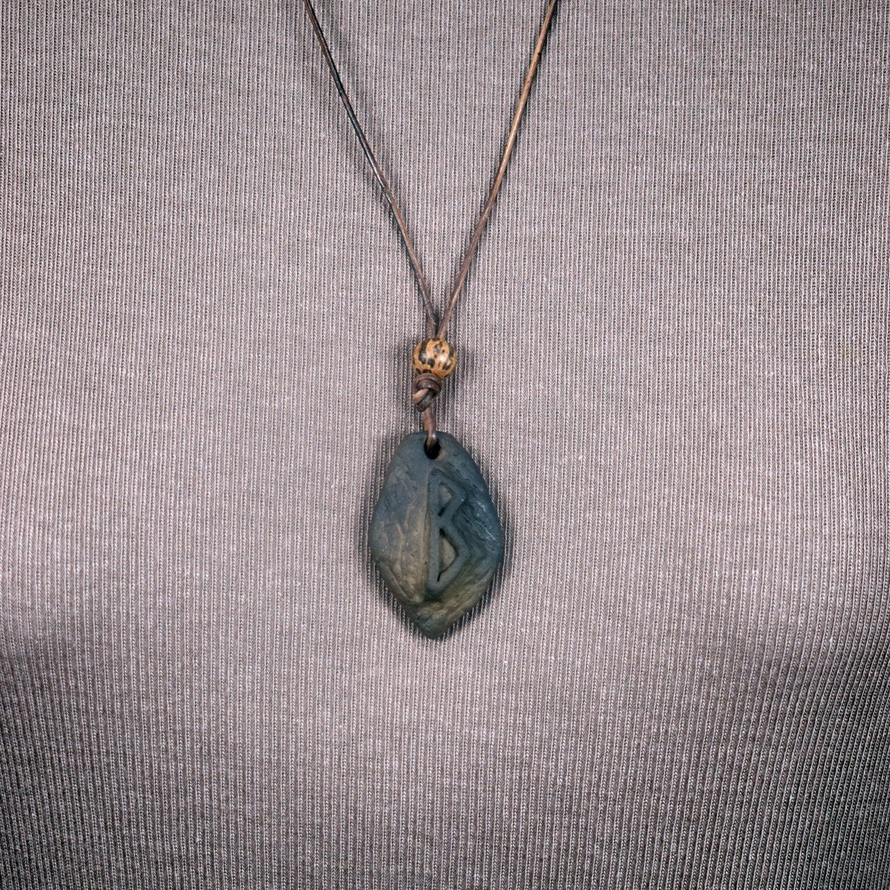 Handgefertigtes Futhark Rune Berkana Amulett aus traditionell gebranntem Ton - Verstellbares Lederband mit Perle - Einzigartiger Schmuck