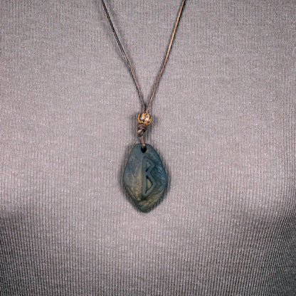 Handgefertigtes Futhark Rune Berkana Amulett aus traditionell gebranntem Ton - Verstellbares Lederband mit Perle - Einzigartiger Schmuck