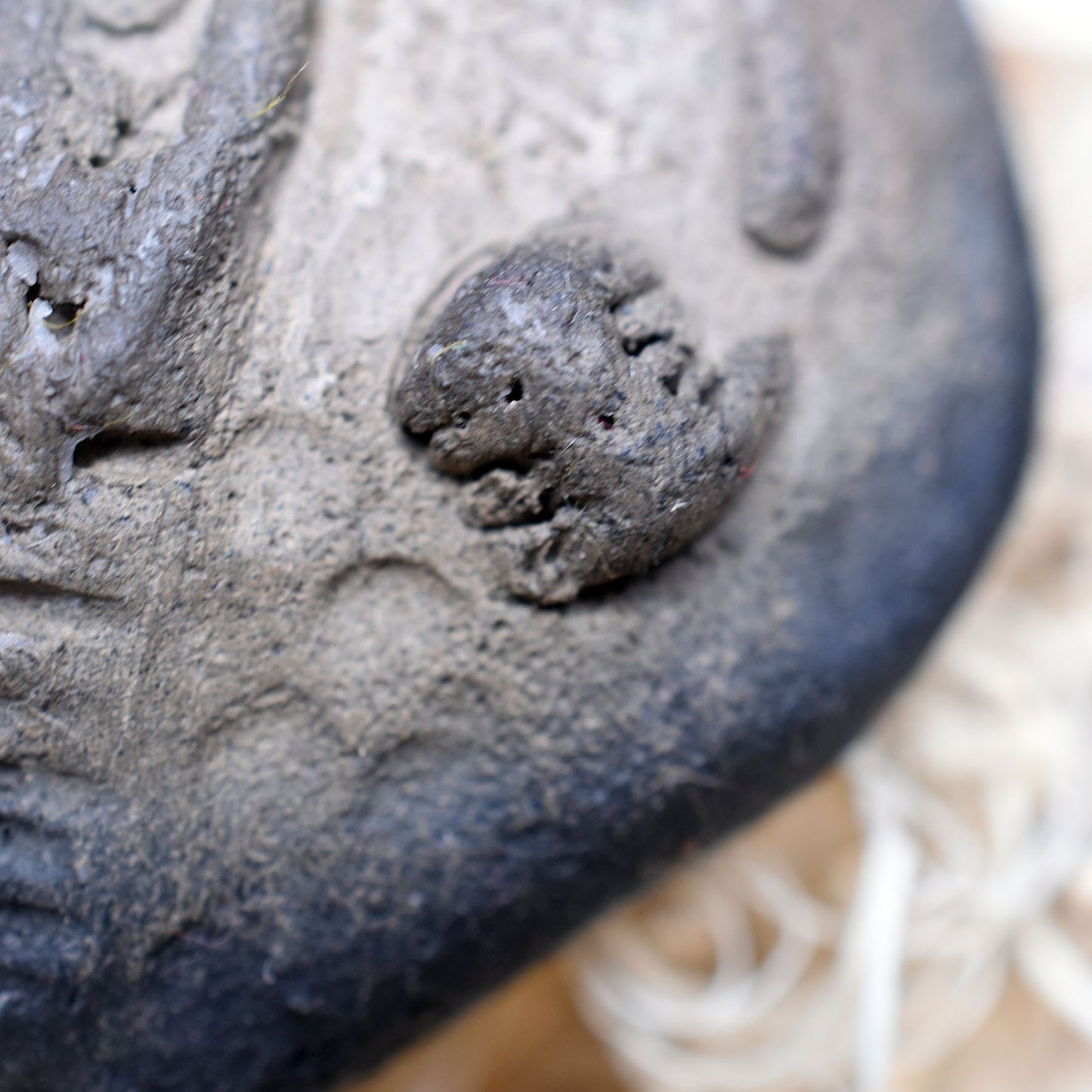 Symbol der Weiblichkeit - Einzigartiges handgefertigtes Amulett aus Ton – mit Leder- oder Baumwollband