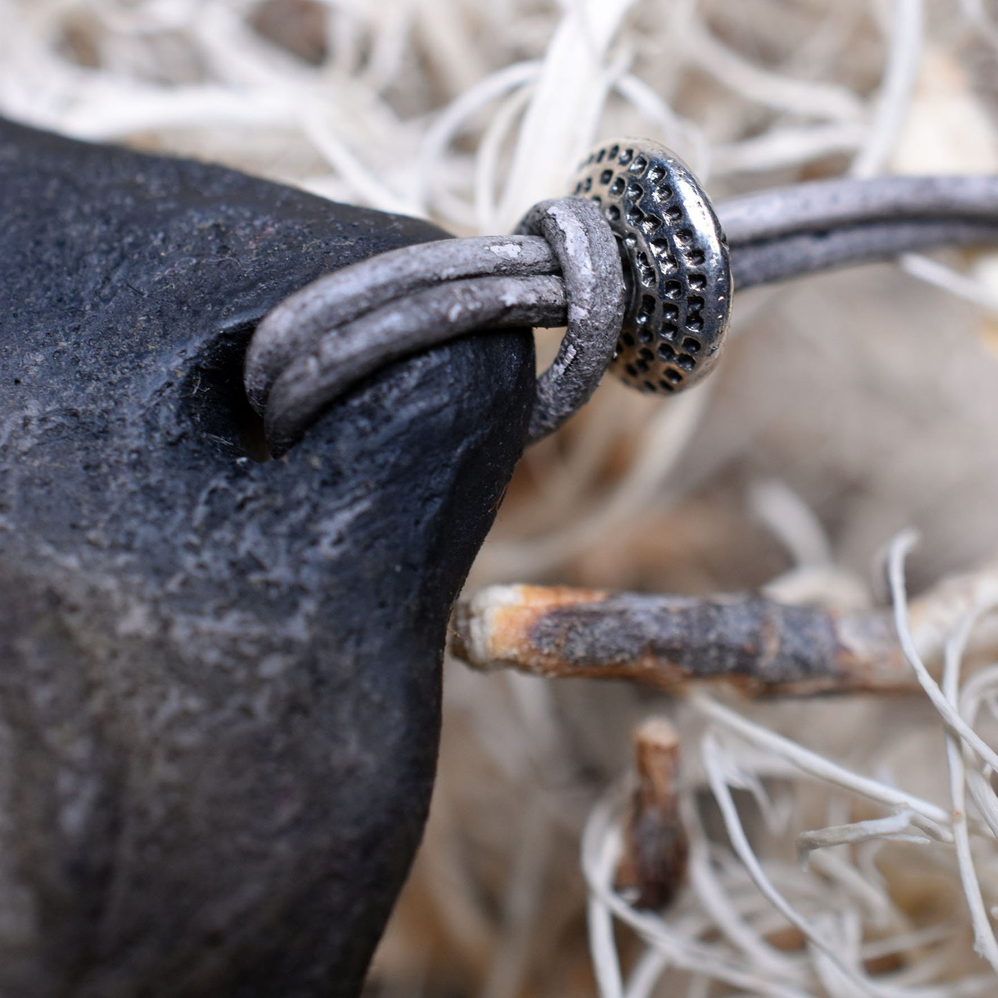 Symbol der Weiblichkeit - Einzigartiges handgefertigtes Amulett aus Ton – mit Leder- oder Baumwollband