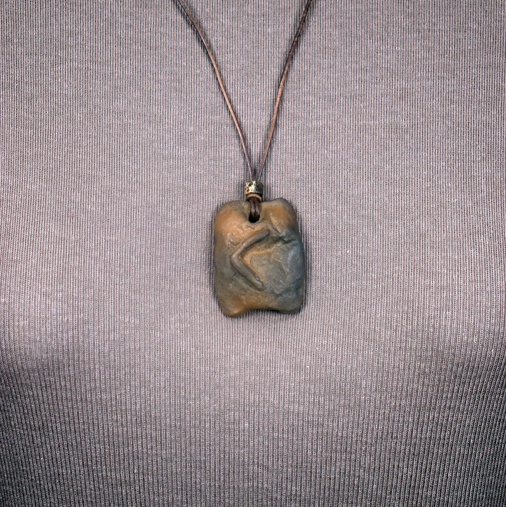 Handgefertigtes Futhark Rune Kenaz Amulett aus traditionell gebranntem Ton - Verstellbares Lederband mit Perle - Einzigartiger Schmuck