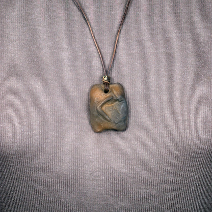 Handgefertigtes Futhark Rune Kenaz Amulett aus traditionell gebranntem Ton - Verstellbares Lederband mit Perle - Einzigartiger Schmuck