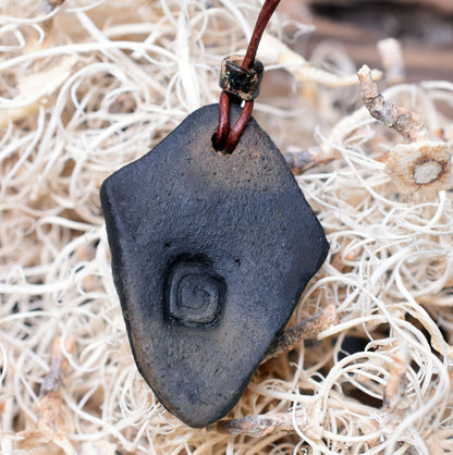 Handgefertigtes Futhark Rune Tiwaz Amulett aus traditionell gebranntem Ton - Verstellbares Lederband mit Perle - Einzigartiger Schmuck