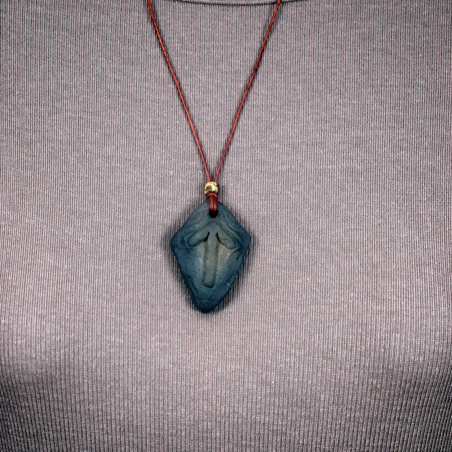 Handgefertigtes Futhark Rune Tiwaz Amulett aus traditionell gebranntem Ton - Verstellbares Lederband mit Perle - Einzigartiger Schmuck