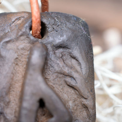 Handgefertigtes Futhark Rune Thurisaz Amulett aus traditionell gebranntem Ton - Verstellbares Lederband - Einzigartiger Schmuck