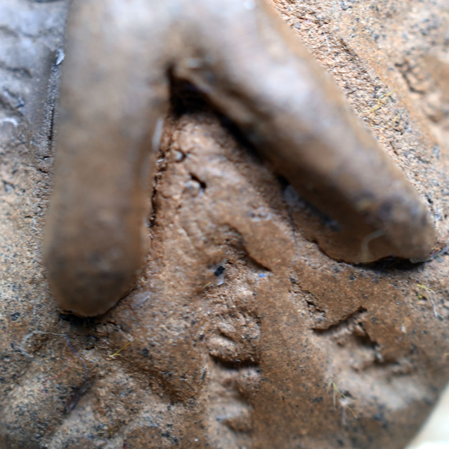 Handgefertigtes Futhark Rune Raidho Amulett aus traditionell gebranntem Ton - Verstellbares Lederband - Einzigartiger Schmuck