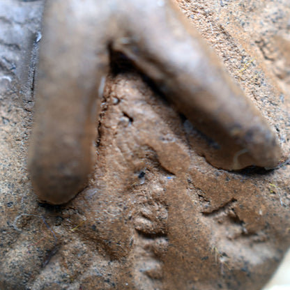 Handgefertigtes Futhark Rune Raidho Amulett aus traditionell gebranntem Ton - Verstellbares Lederband - Einzigartiger Schmuck