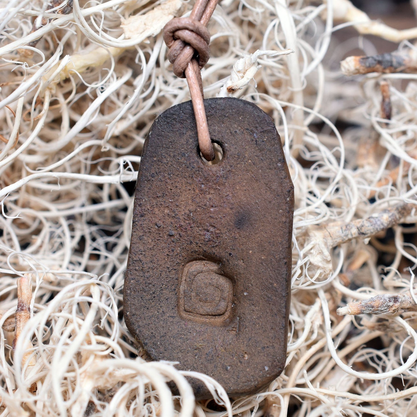 Handgefertigtes Futhark Rune Raidho Amulett aus traditionell gebranntem Ton - Verstellbares Lederband - Einzigartiger Schmuck