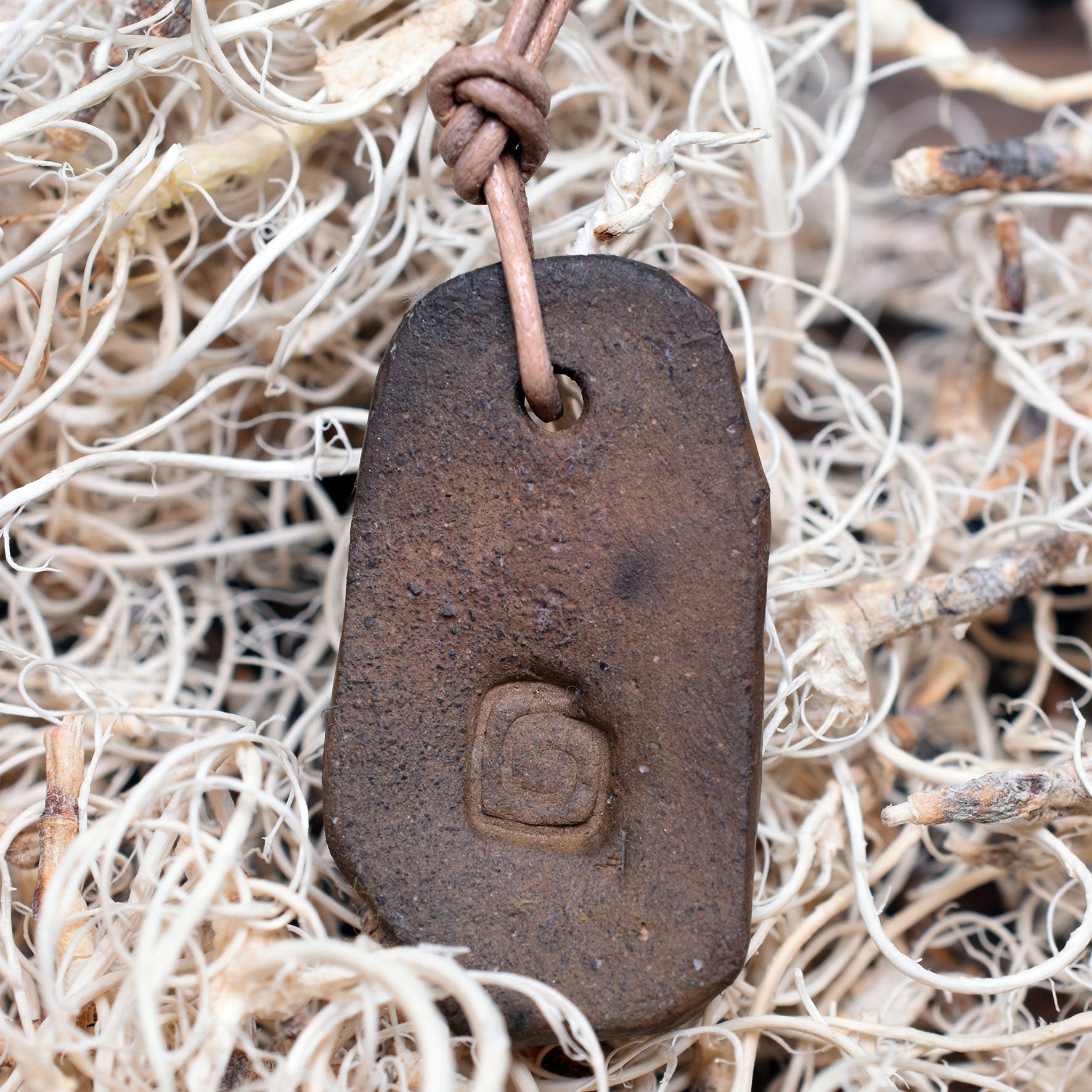 Handgefertigtes Futhark Rune Raidho Amulett aus traditionell gebranntem Ton - Verstellbares Lederband - Einzigartiger Schmuck