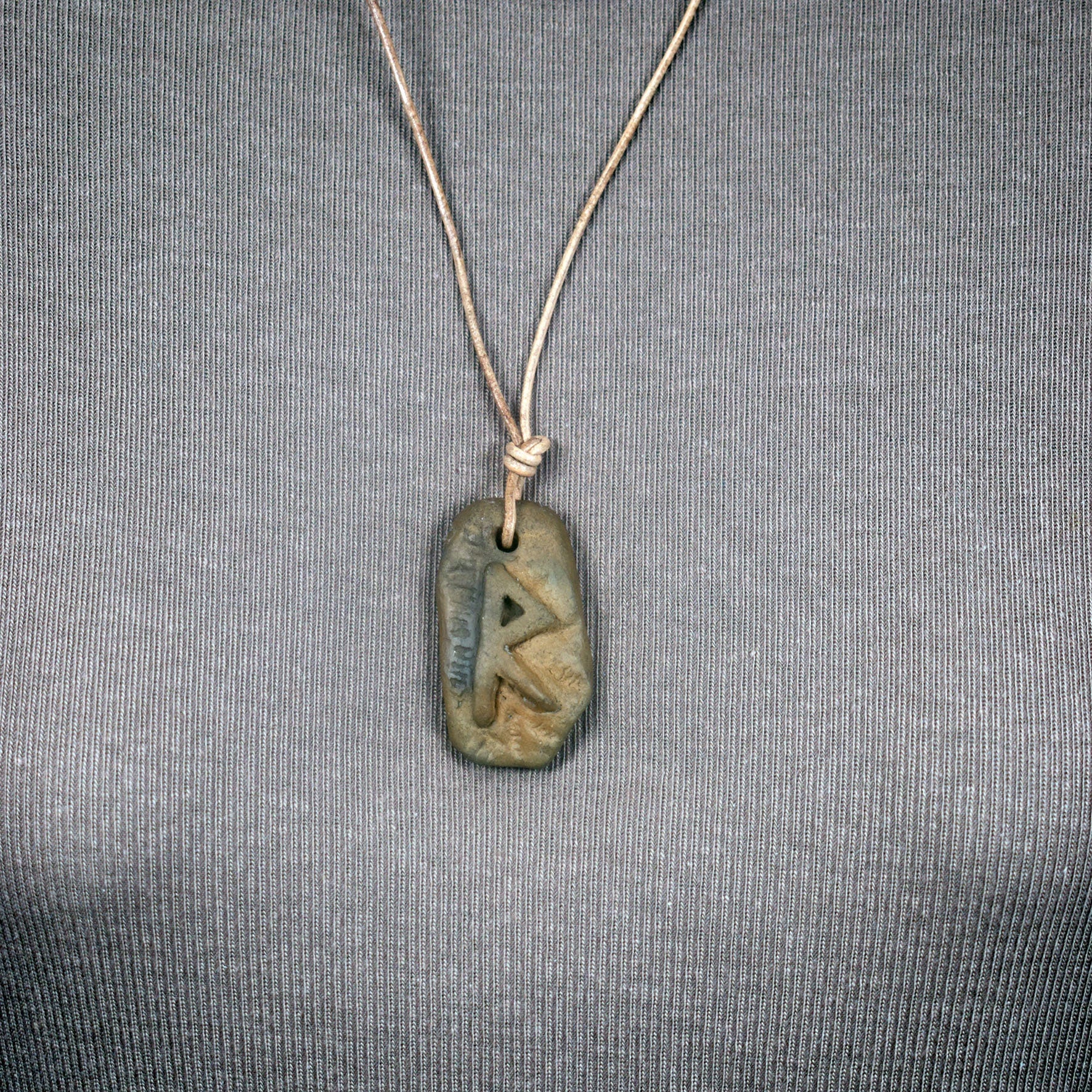 Handgefertigtes Futhark Rune Raidho Amulett aus traditionell gebranntem Ton - Verstellbares Lederband - Einzigartiger Schmuck