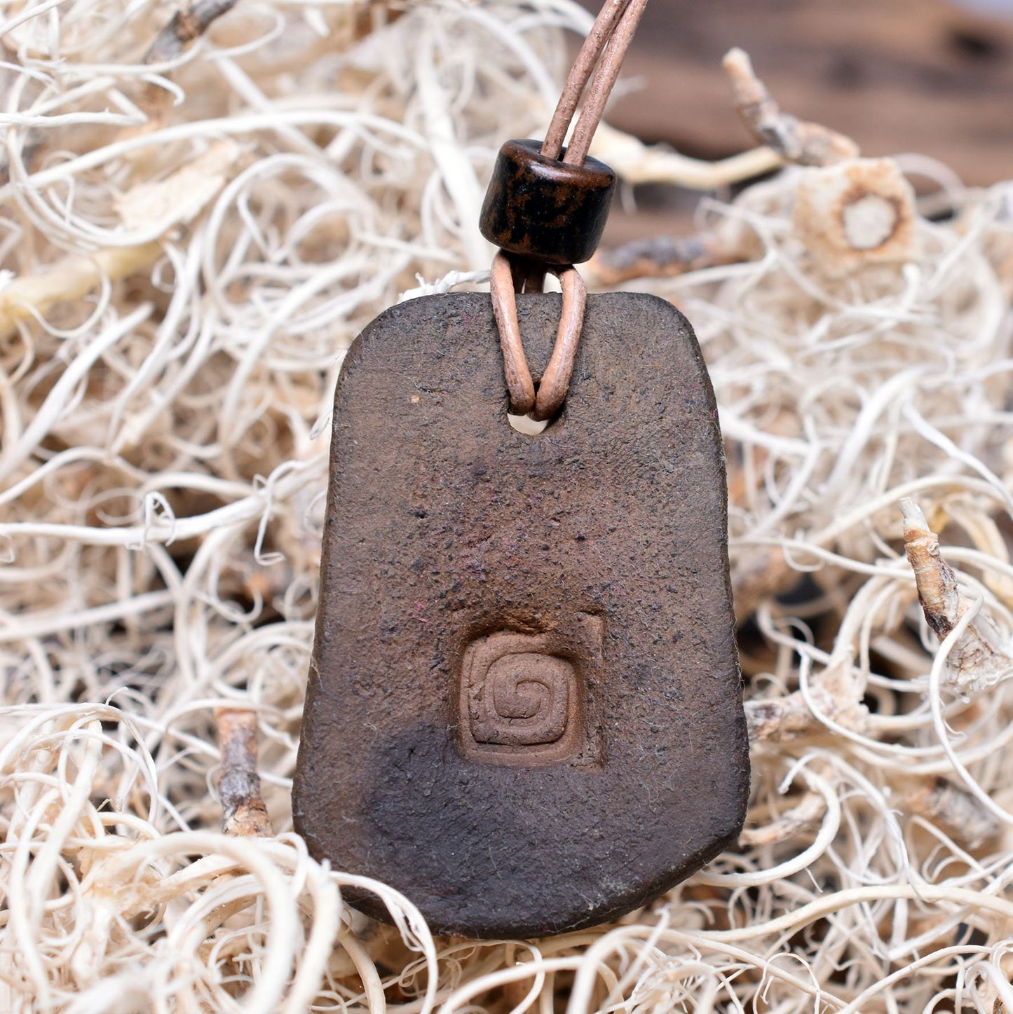 Handgefertigtes Futhark Rune Hagalaz Amulett aus traditionell gebranntem Ton - Verstellbares Lederband mit Perle - Einzigartiger Schmuck