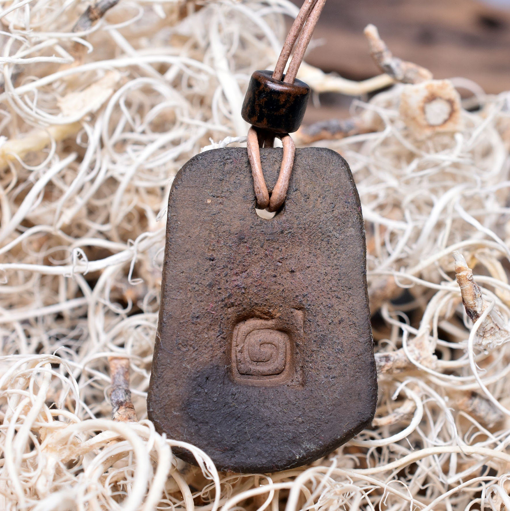 Handgefertigtes Futhark Rune Hagalaz Amulett aus traditionell gebranntem Ton - Verstellbares Lederband mit Perle - Einzigartiger Schmuck