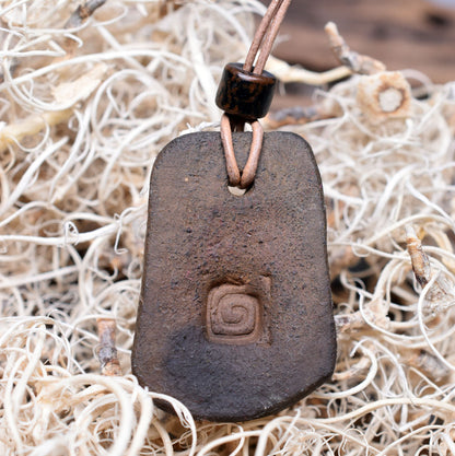 Handgefertigtes Futhark Rune Hagalaz Amulett aus traditionell gebranntem Ton - Verstellbares Lederband mit Perle - Einzigartiger Schmuck