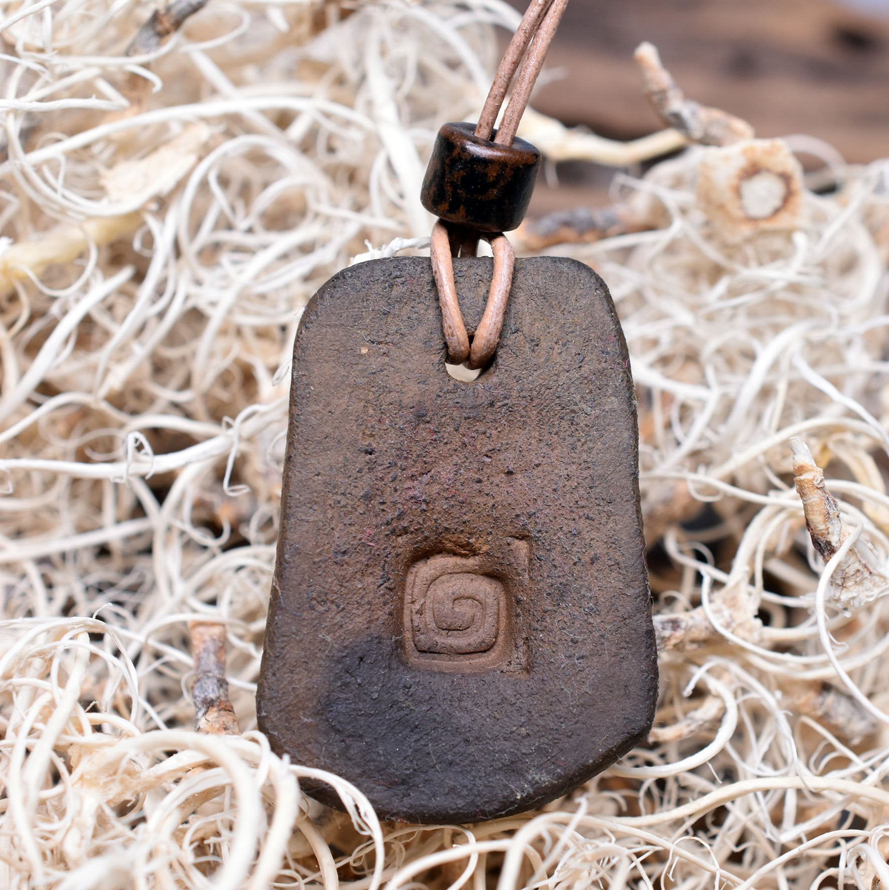 Handgefertigtes Futhark Rune Hagalaz Amulett aus traditionell gebranntem Ton - Verstellbares Lederband mit Perle - Einzigartiger Schmuck