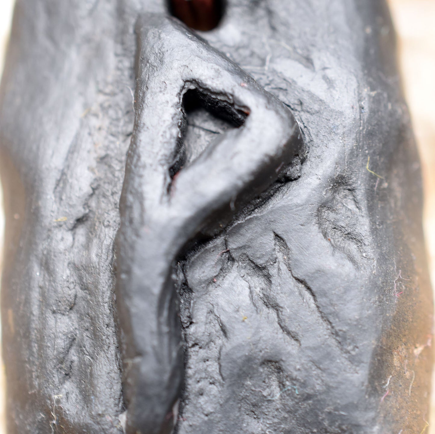 Handgefertigtes Futhark Rune Wunjo Amulett aus traditionell gebranntem Ton - Verstellbares Lederband mit Perle - Einzigartiger Schmuck