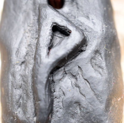 Handgefertigtes Futhark Rune Wunjo Amulett aus traditionell gebranntem Ton - Verstellbares Lederband mit Perle - Einzigartiger Schmuck