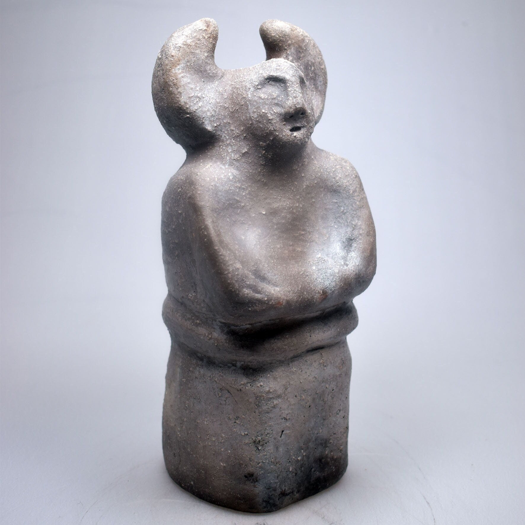 Handgefertigte Cernunnos Statue aus Ton - im Rauchbrand veredelt - Horned God Skulptur - keltische Mythen