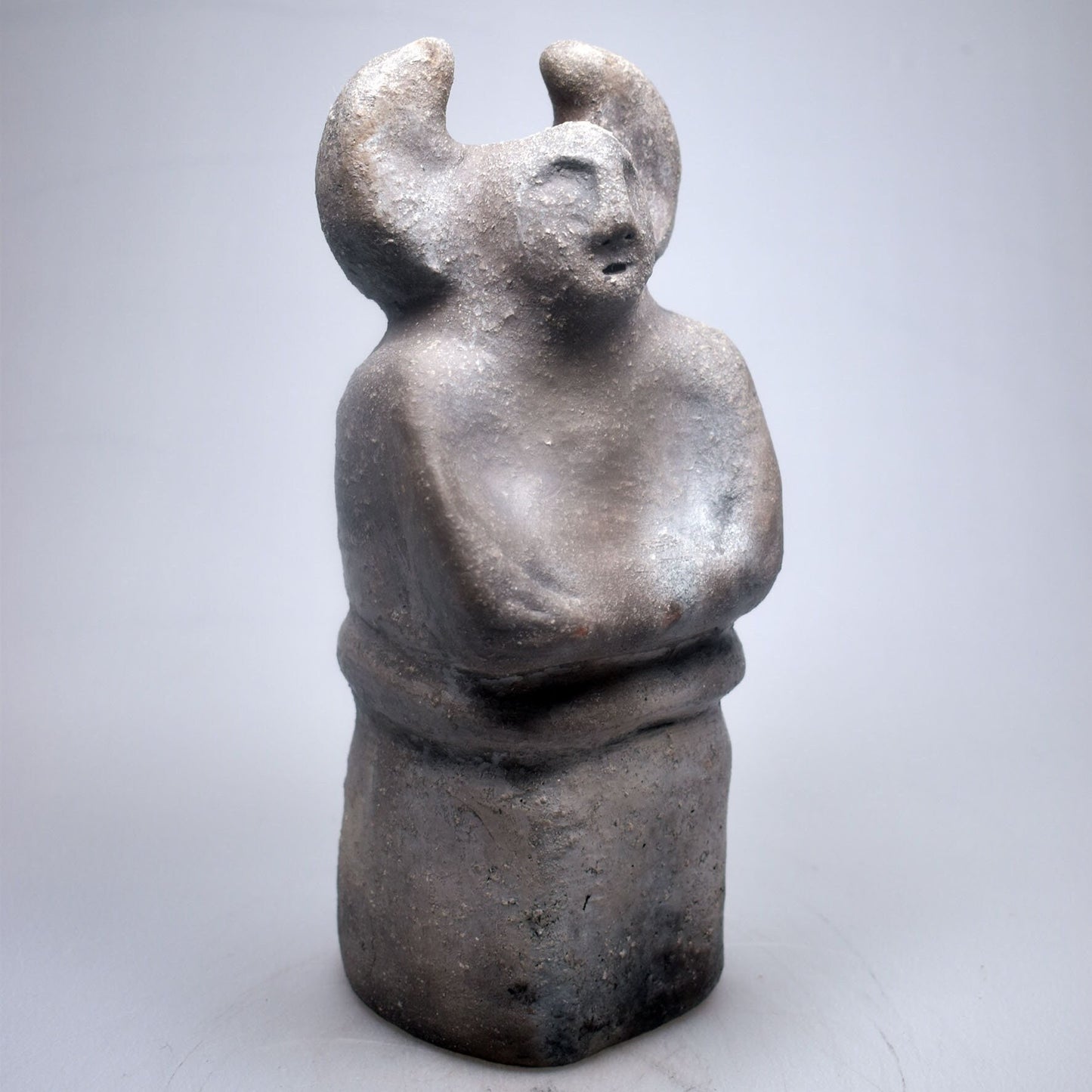 Handgefertigte Cernunnos Statue aus Ton - im Rauchbrand veredelt - Horned God Skulptur - keltische Mythen