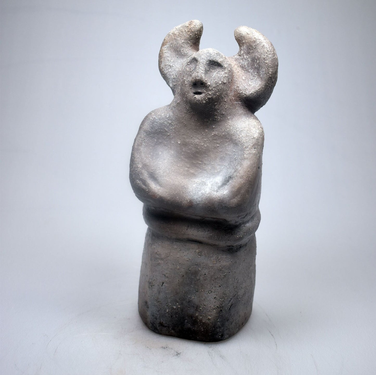 Handgefertigte Cernunnos Statue aus Ton - im Rauchbrand veredelt - Horned God Skulptur - keltische Mythen