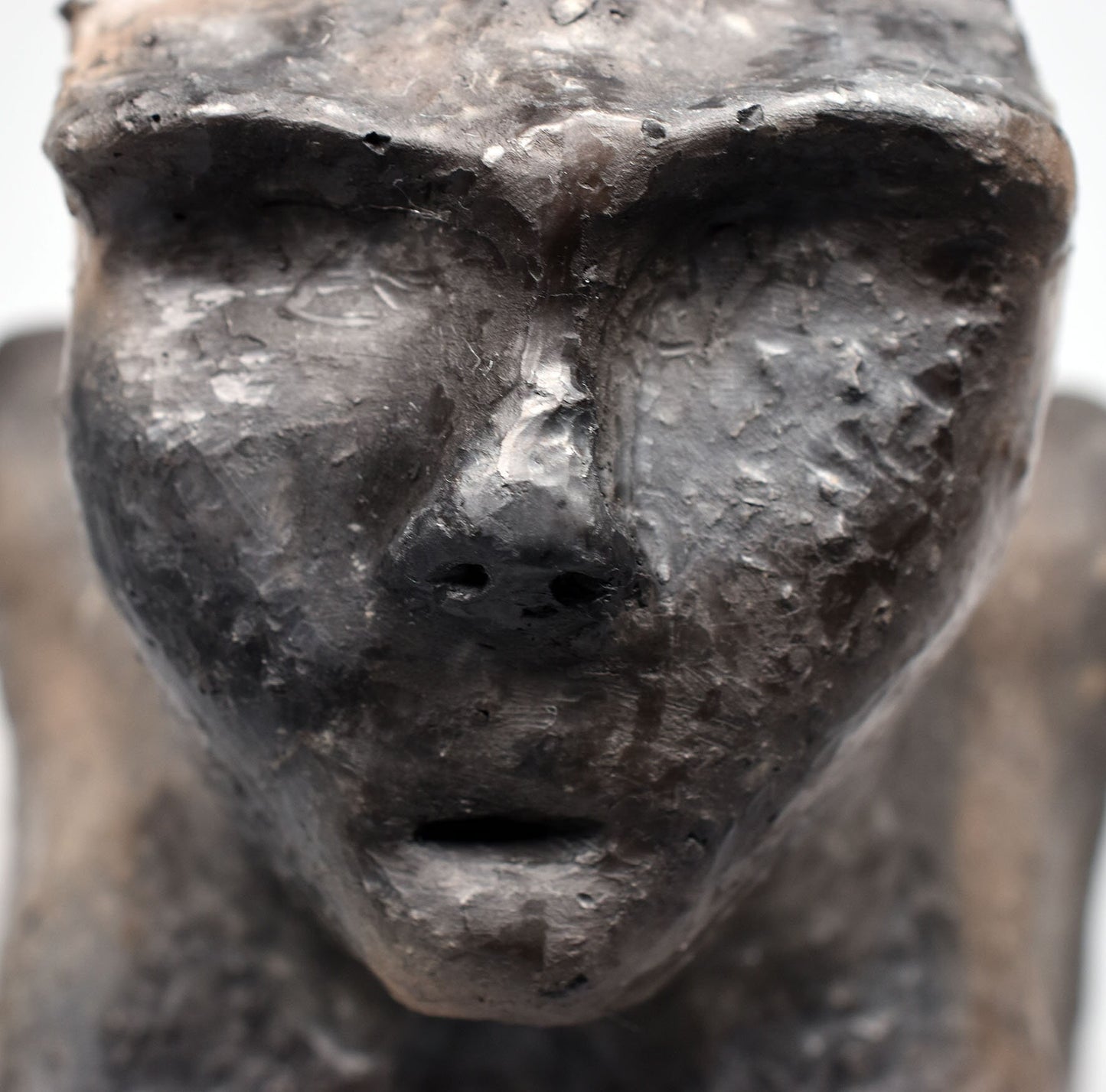 Die keltische Göttin Morrigan - Göttin der Finsternis - handgefertigt aus Ton und im Rauchbrand vollendet