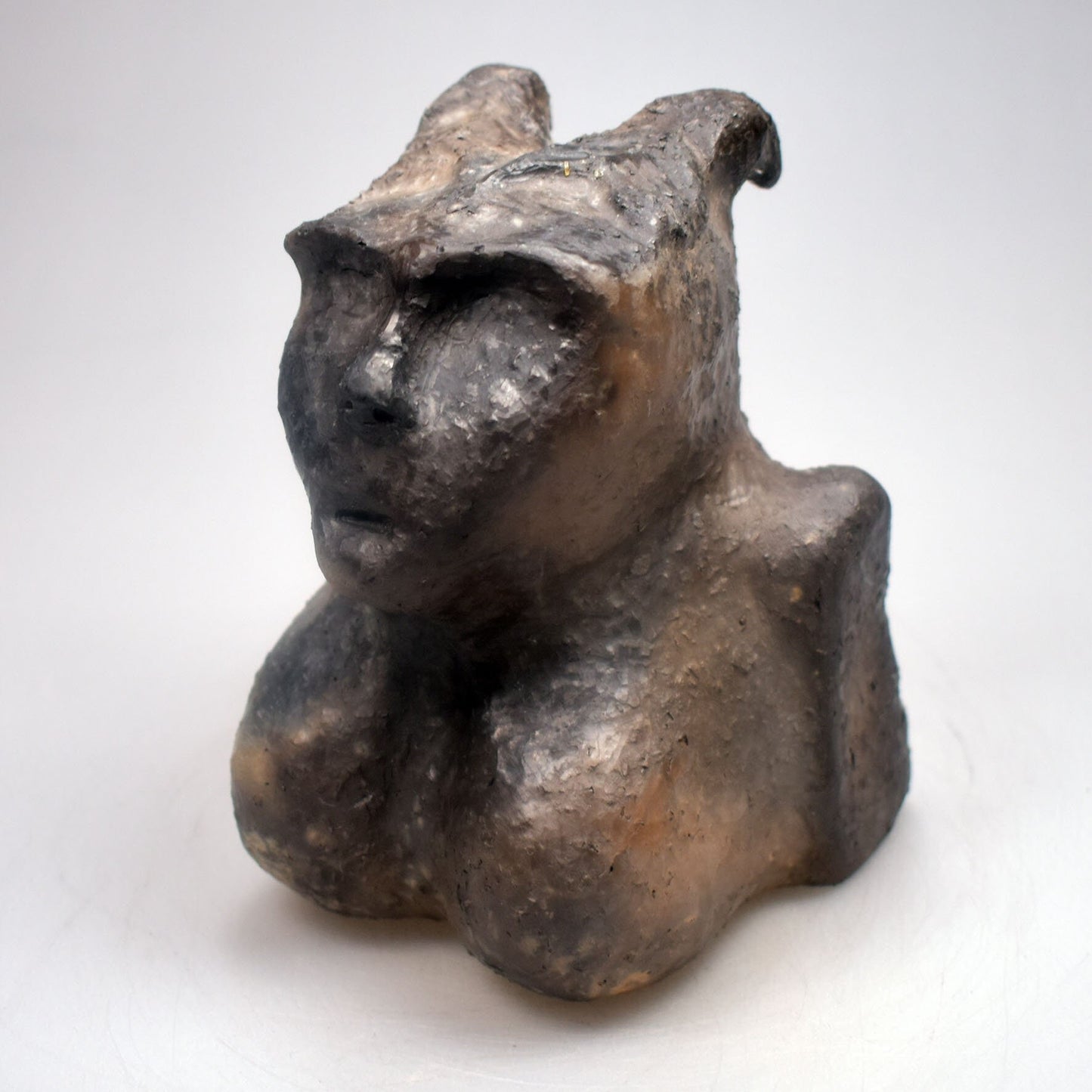 Die keltische Göttin Morrigan - Göttin der Finsternis - handgefertigt aus Ton und im Rauchbrand vollendet