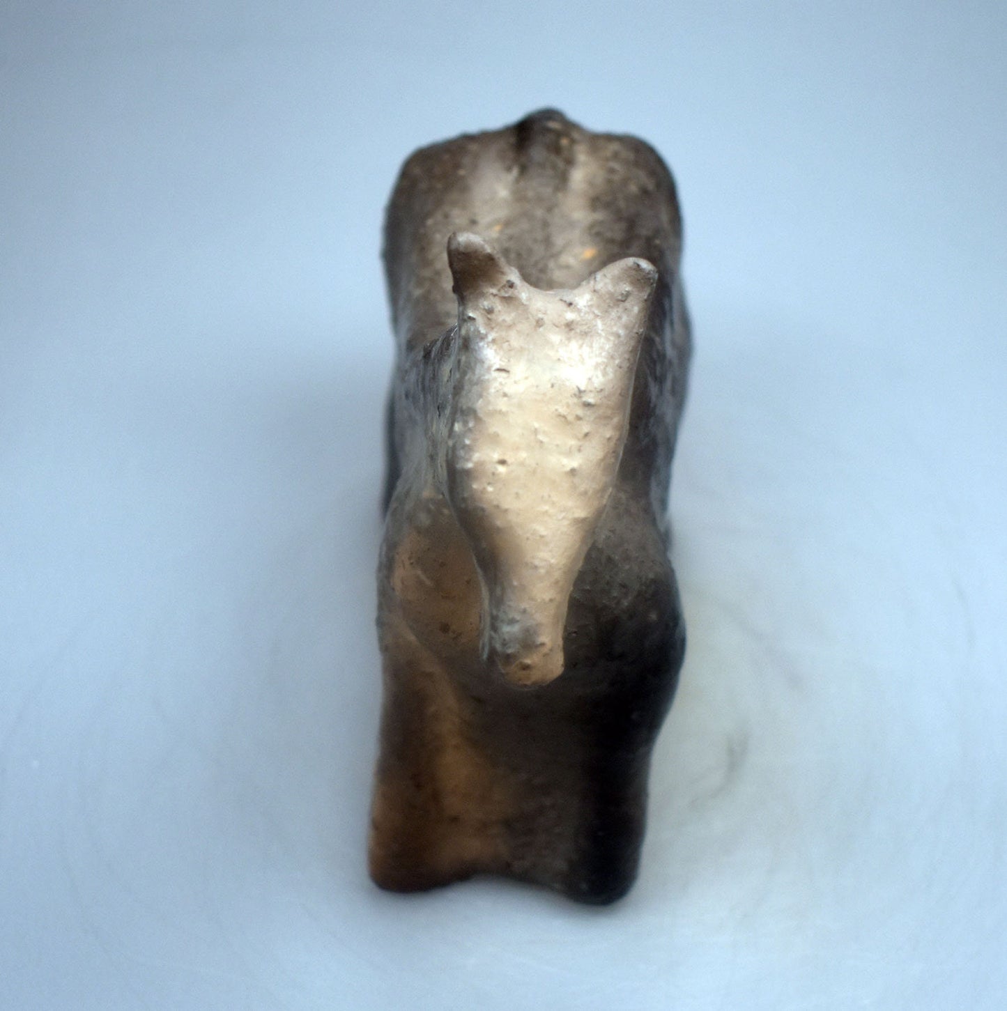 Magische Ton Skulptur Pferd - mystisch im Rauchbrand gefärbt - Dein Krafttier für Schutz und Spiritualität