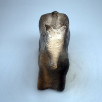 Magische Ton Skulptur Pferd - mystisch im Rauchbrand gefärbt - Dein Krafttier für Schutz und Spiritualität