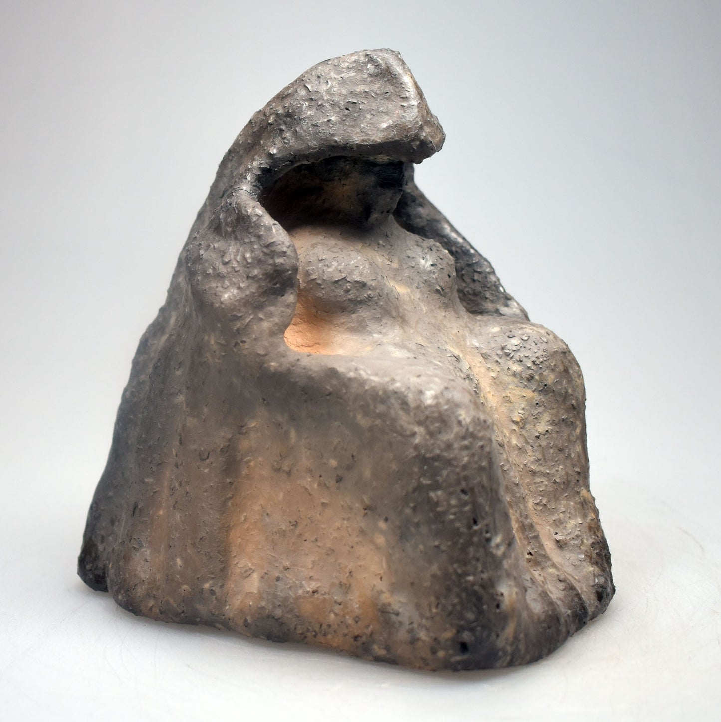 Mystische Frauenfigur aus Ton - im Rauchbrand vollendet - Spirituelle Dekoration für weibliche Magie - ideal als Altargegenstand