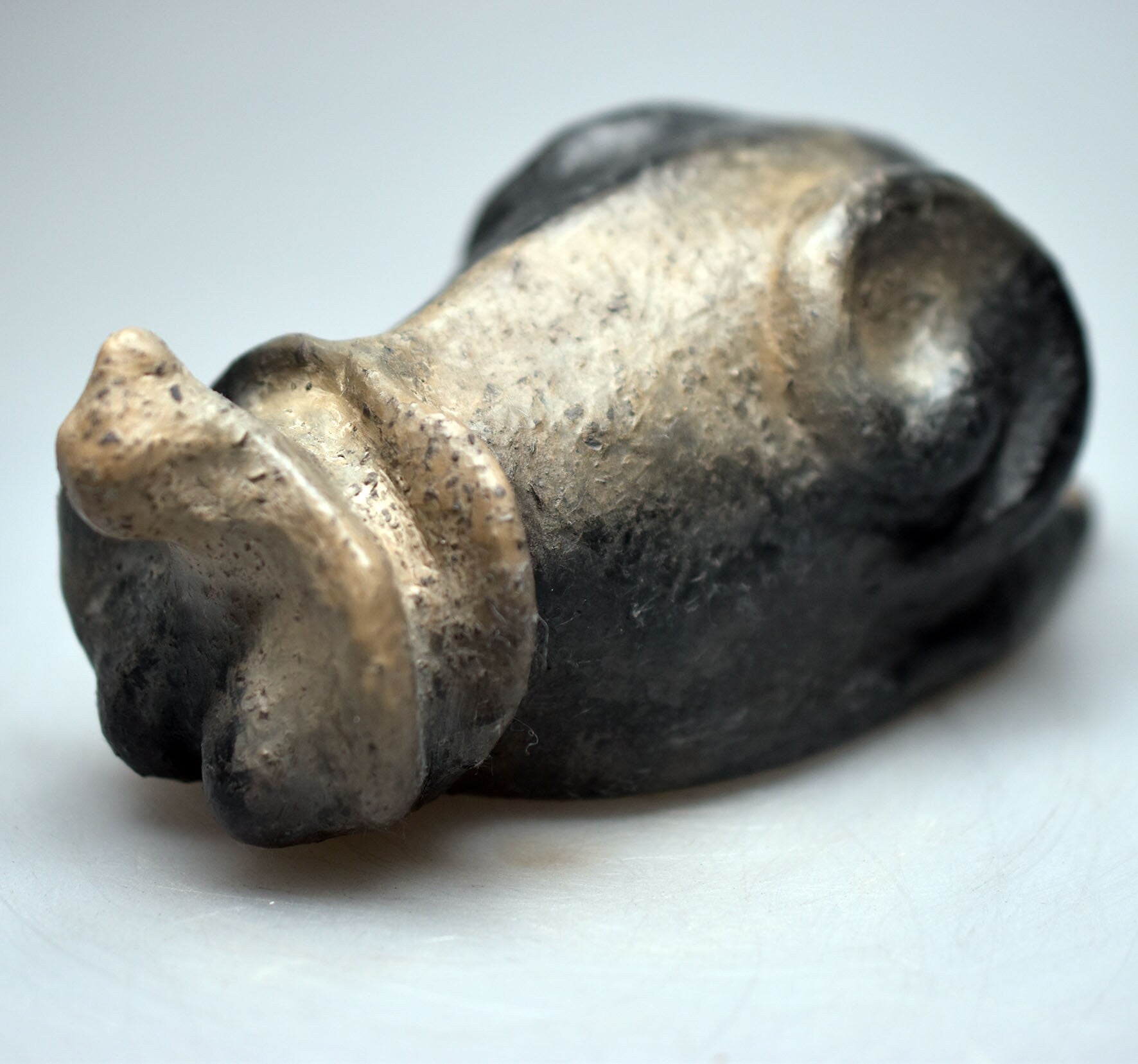 Harmonische weibliche Schneckenfigur aus Ton und im Rauchbrand geboren – Meditative Kunstskulptur für Dein Zuhause