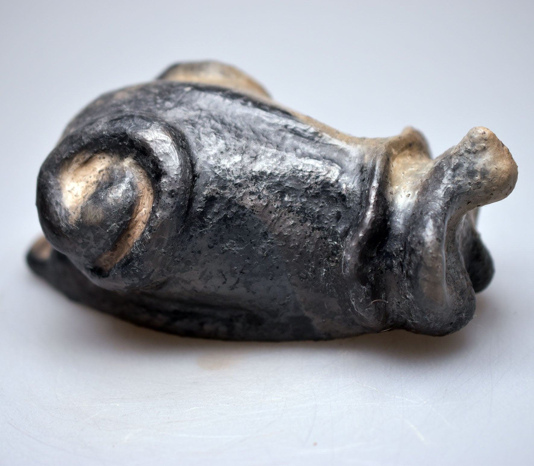 Harmonische weibliche Schneckenfigur aus Ton und im Rauchbrand geboren – Meditative Kunstskulptur für Dein Zuhause