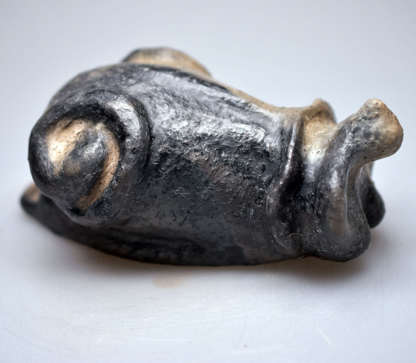 Harmonische weibliche Schneckenfigur aus Ton und im Rauchbrand geboren – Meditative Kunstskulptur für Dein Zuhause