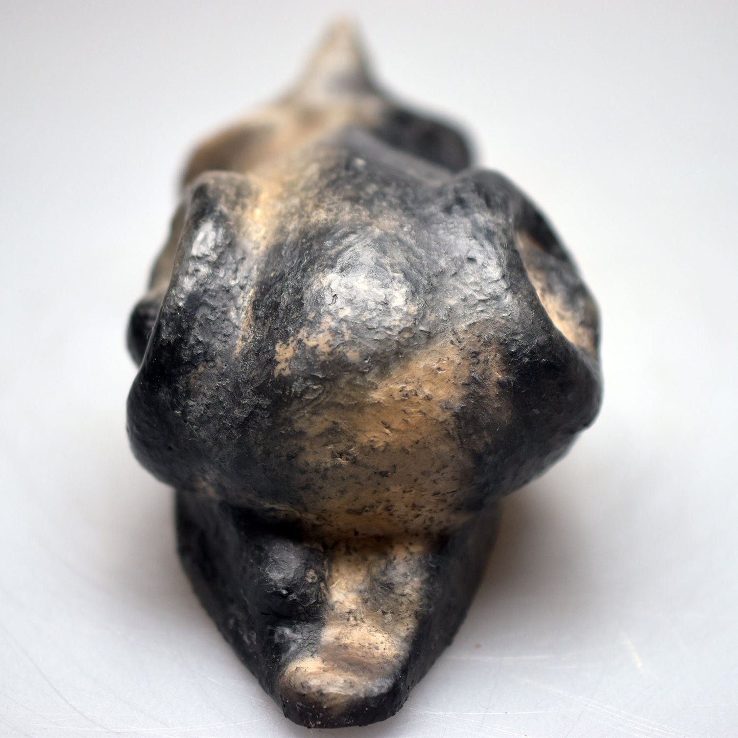 Harmonische weibliche Schneckenfigur aus Ton und im Rauchbrand geboren – Meditative Kunstskulptur für Dein Zuhause